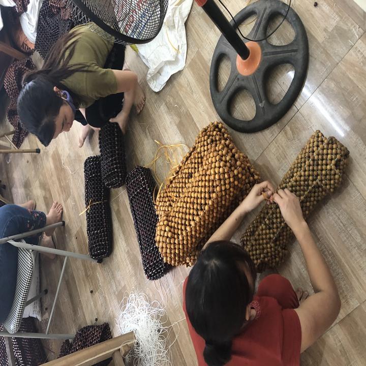 Đệm, lót ghế hạt gỗ tựa lưng massage ô tô, xe hơi 100% gỗ Trắc tự nhiên cao cấp dạng đàn GT-D ( Màu đỏ hạt lựu)