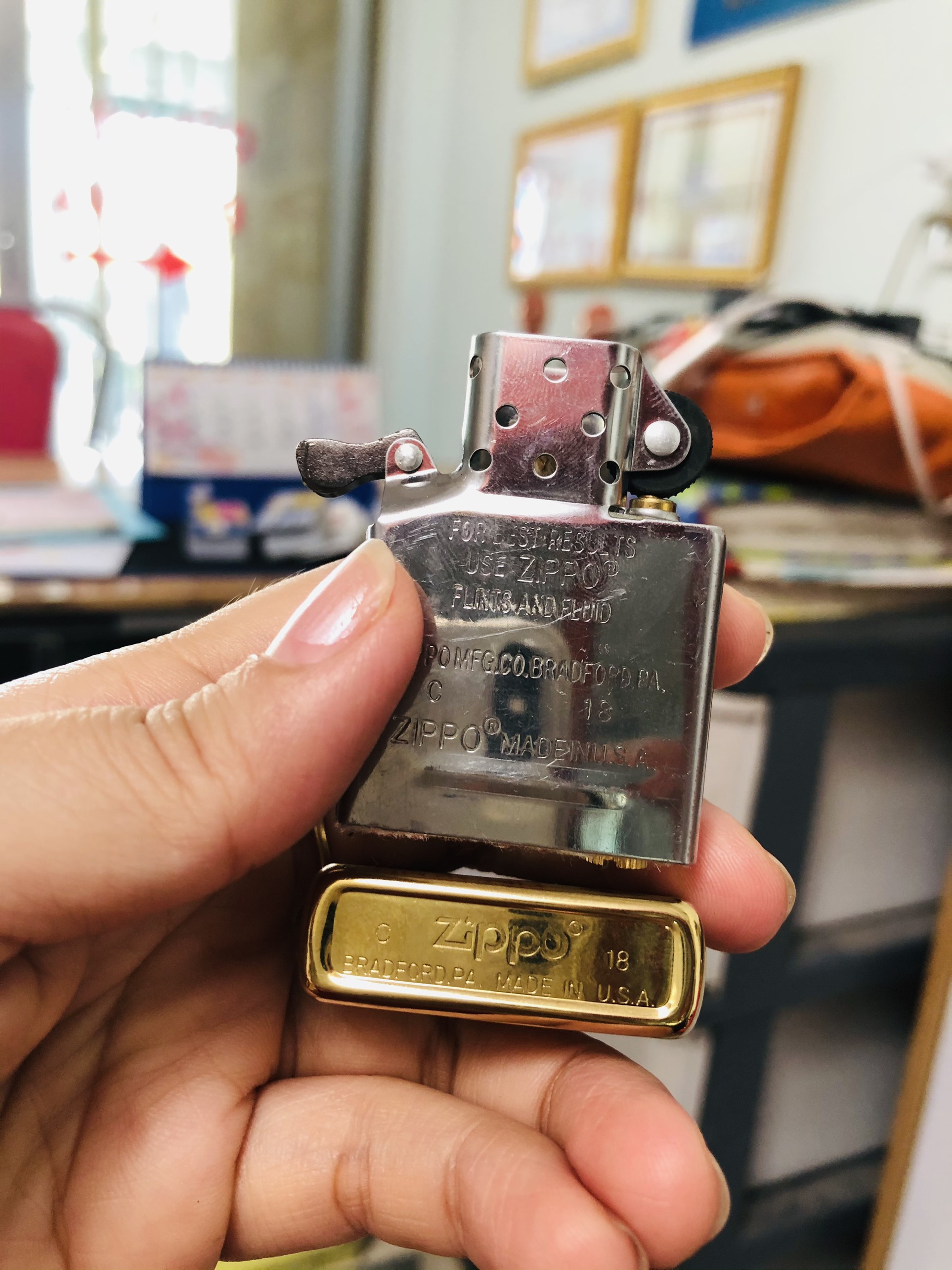 BẬT LỬA ZIPPO MÀU VÀNG HỌA TIẾT CHÓ SÓI - RUỘT TRẮNG