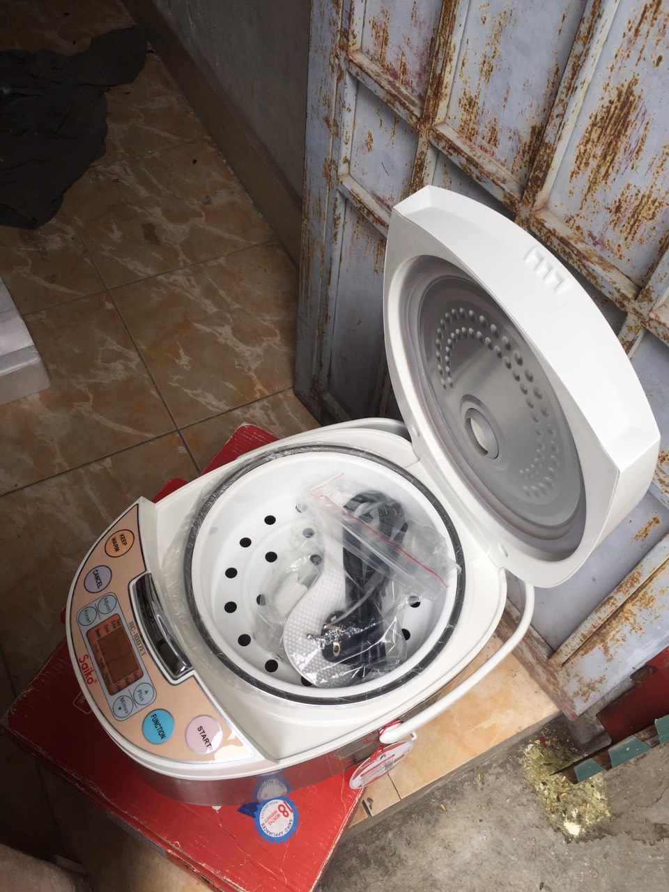 Nồi cơm điện tử Saiko RC-1007ET 1.0L (Trắng)
