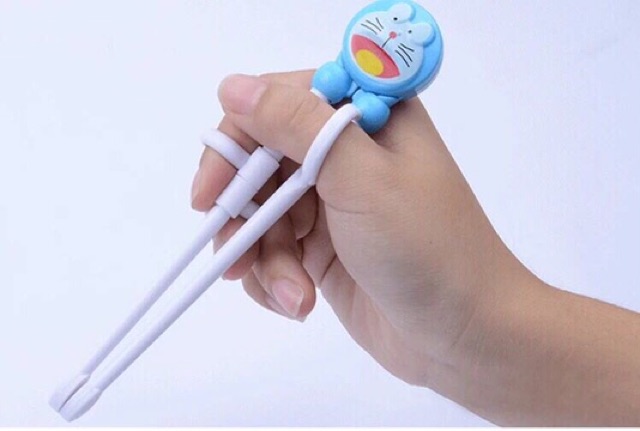 Đũa tập ăn xỏ ngón Đôremon cho bé tập gắp
