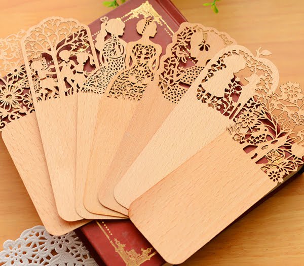 ĐÁNH DẤU SÁCH TỪ GỖ CẮT KHẮC TINH TẾ