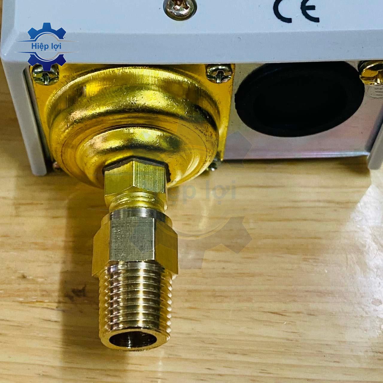 Cà rá ren trong số 4 – nối rơ le áp suất máy – dễ lắp, kín hơi, dùng bền cho hệ thống
