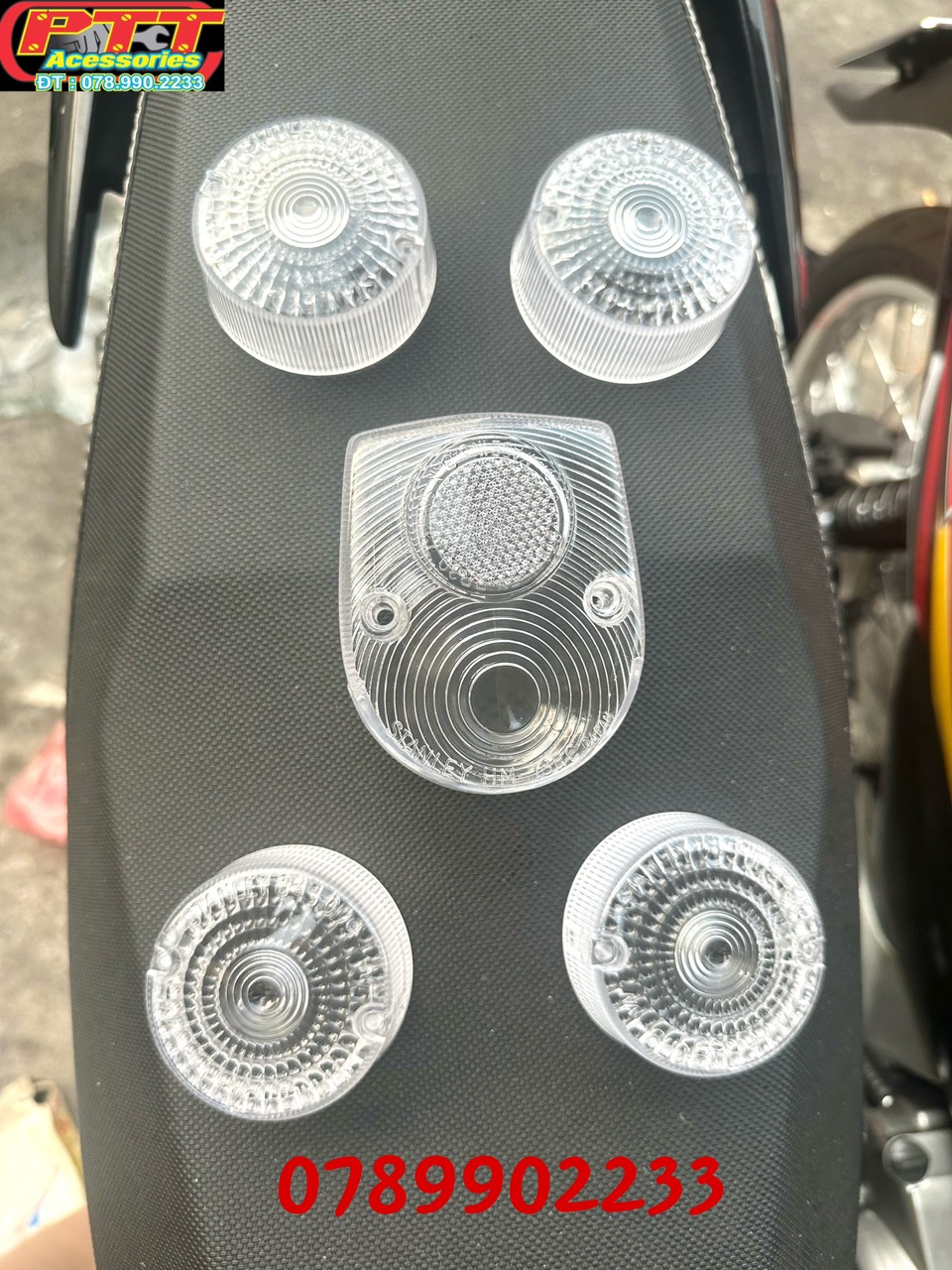 BỘ CHỤP XI NHAN + ĐÈN HẬU XE CUB 81( XE NHẬT ) MÀU TRẮNG