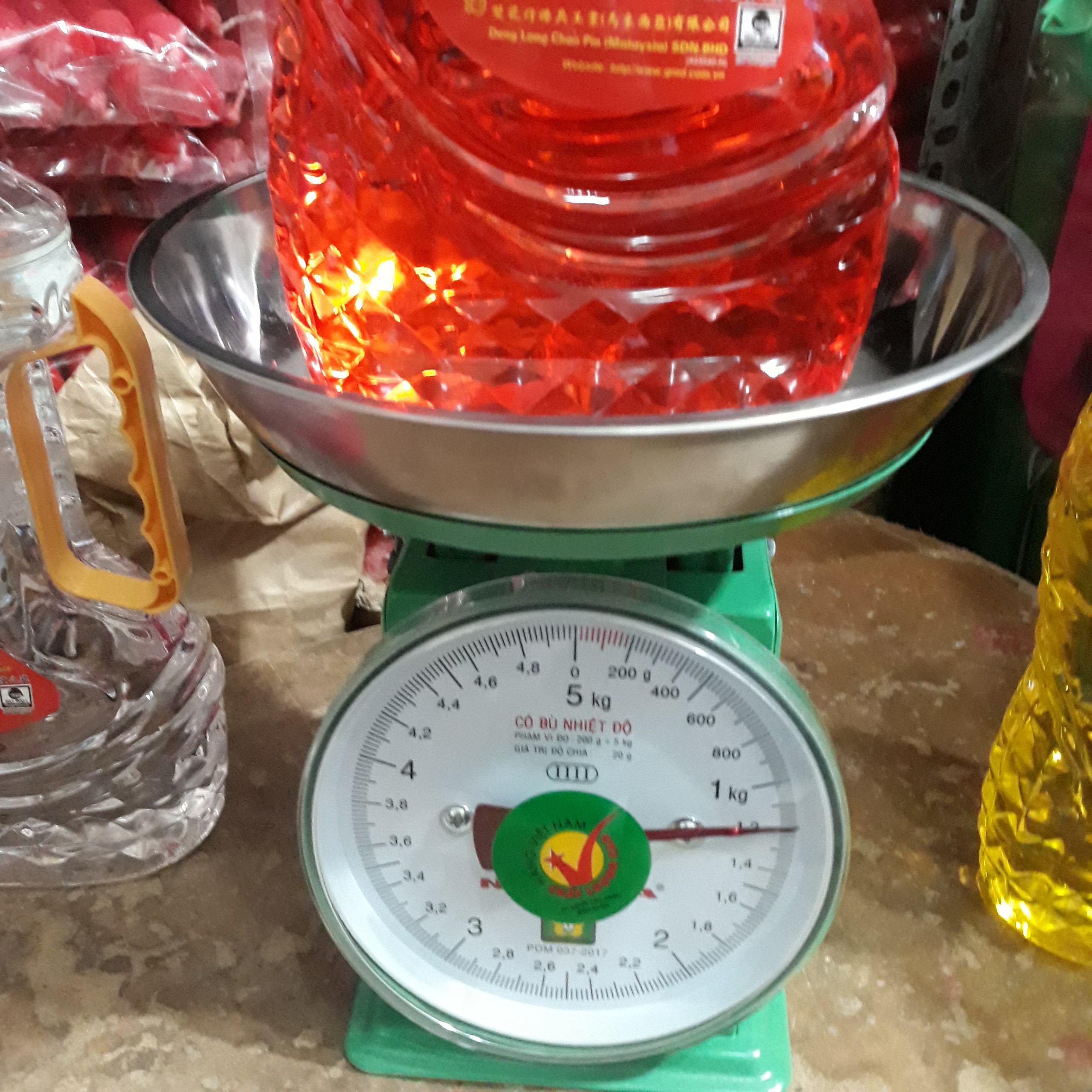 Một Chai Dầu Cát Tường Lưu Ly Lớn 1,2 Kg