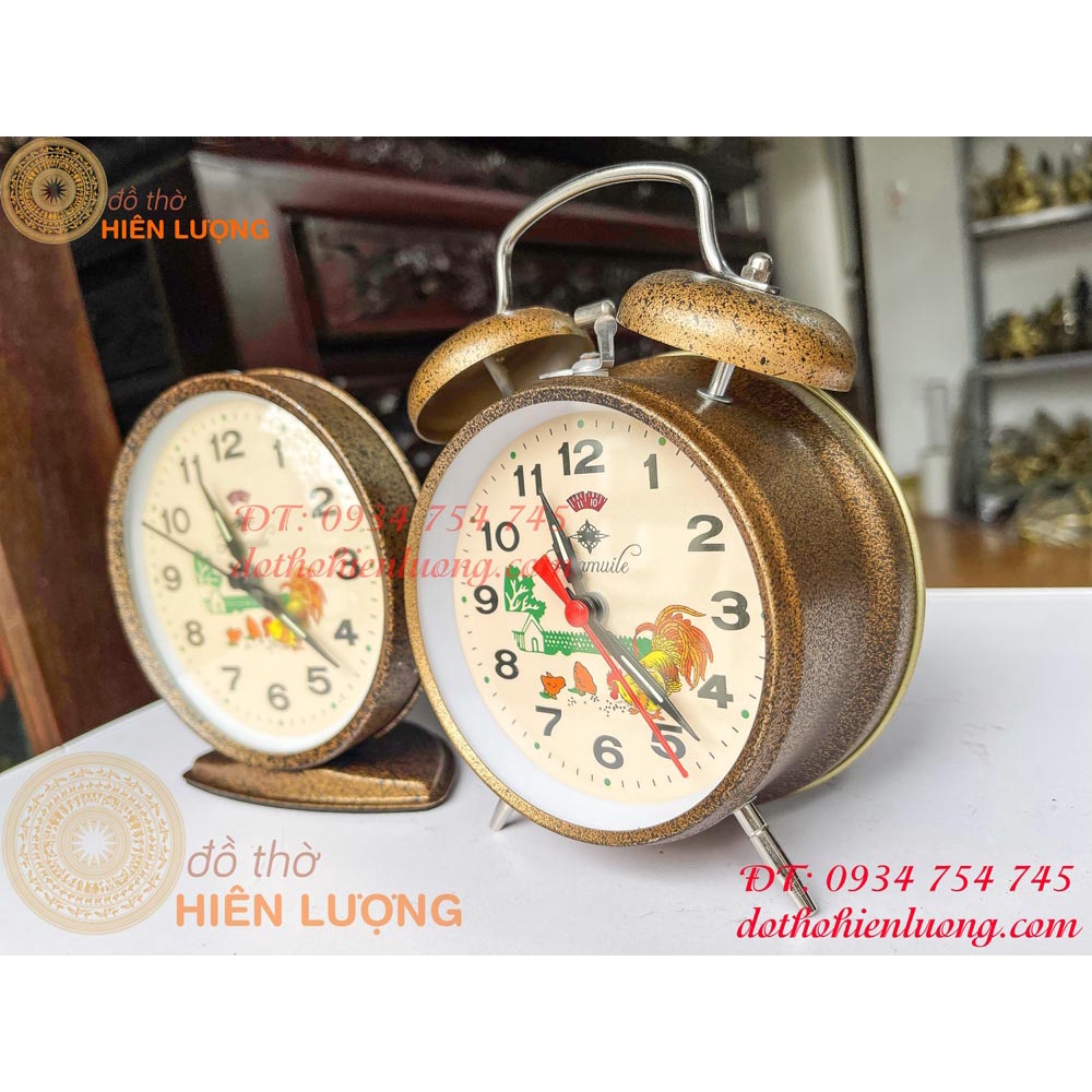 Đồng hồ báo thức in hình con gà mổ thóc, chạy bằng cơ lên dây cót