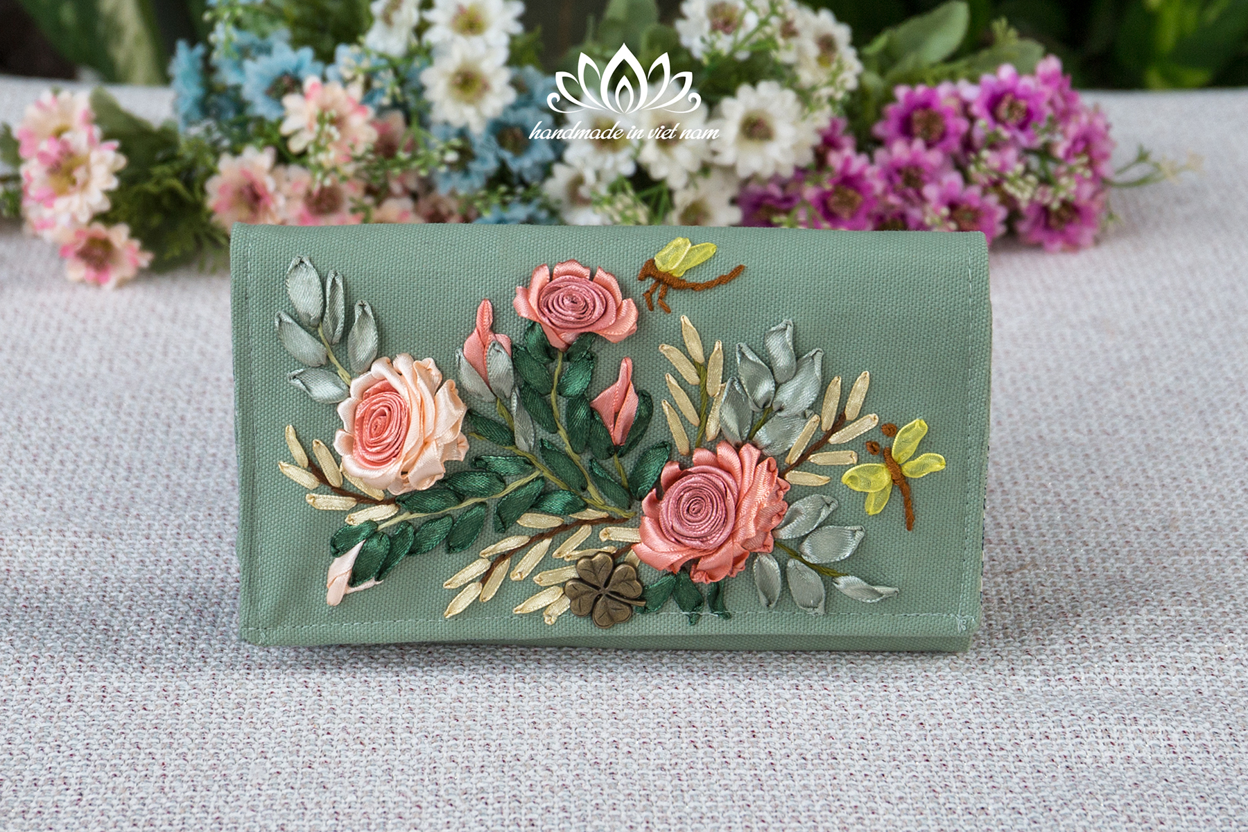 Ví gập vải canvas thêu ruy băng độc lạ