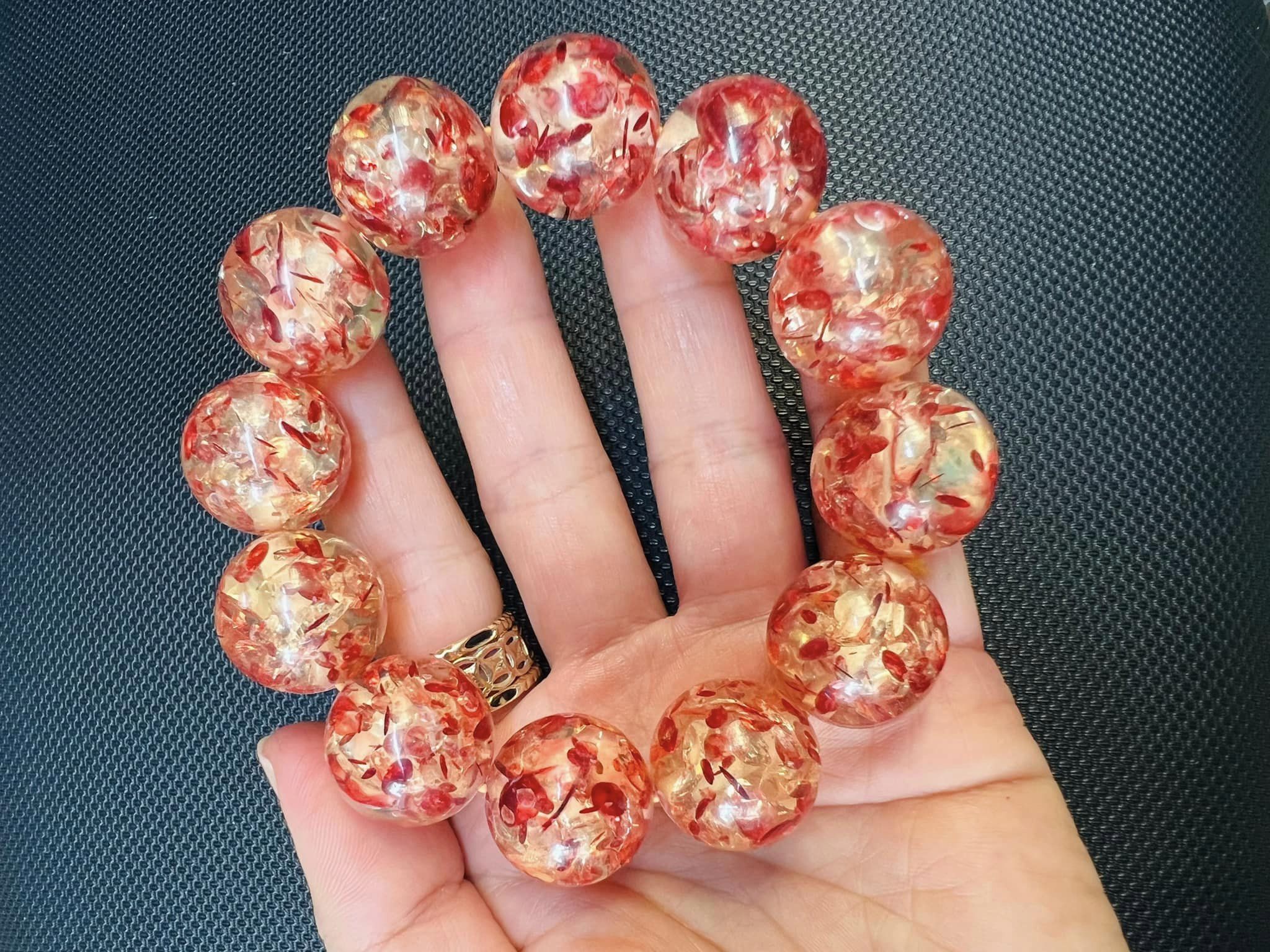 Vòng tay hổ phách bông đỏ size hạt 20li