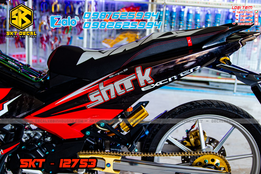 tem trùm xe exciter 150 đỏ đen cá mập
