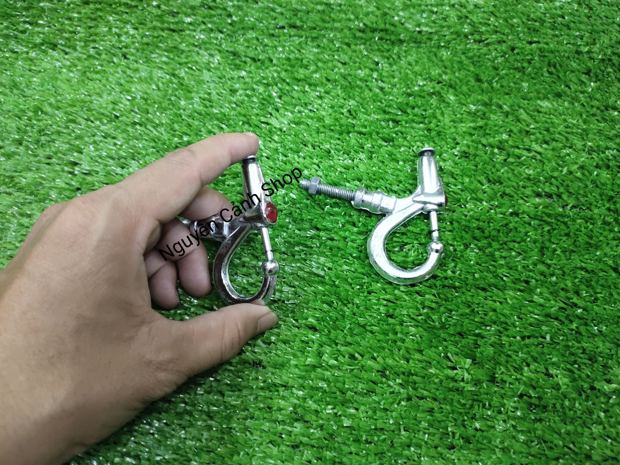 móc bấm treo đồ ốc 6li cho xe máy FERRI 1 cặp
