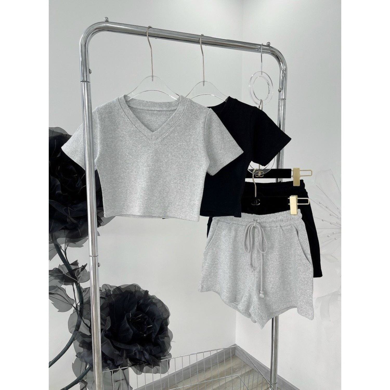 SET THỂ THAO ÁO CROPTOP CỔ TIM + QUẦN SHORT LƯNG THUN