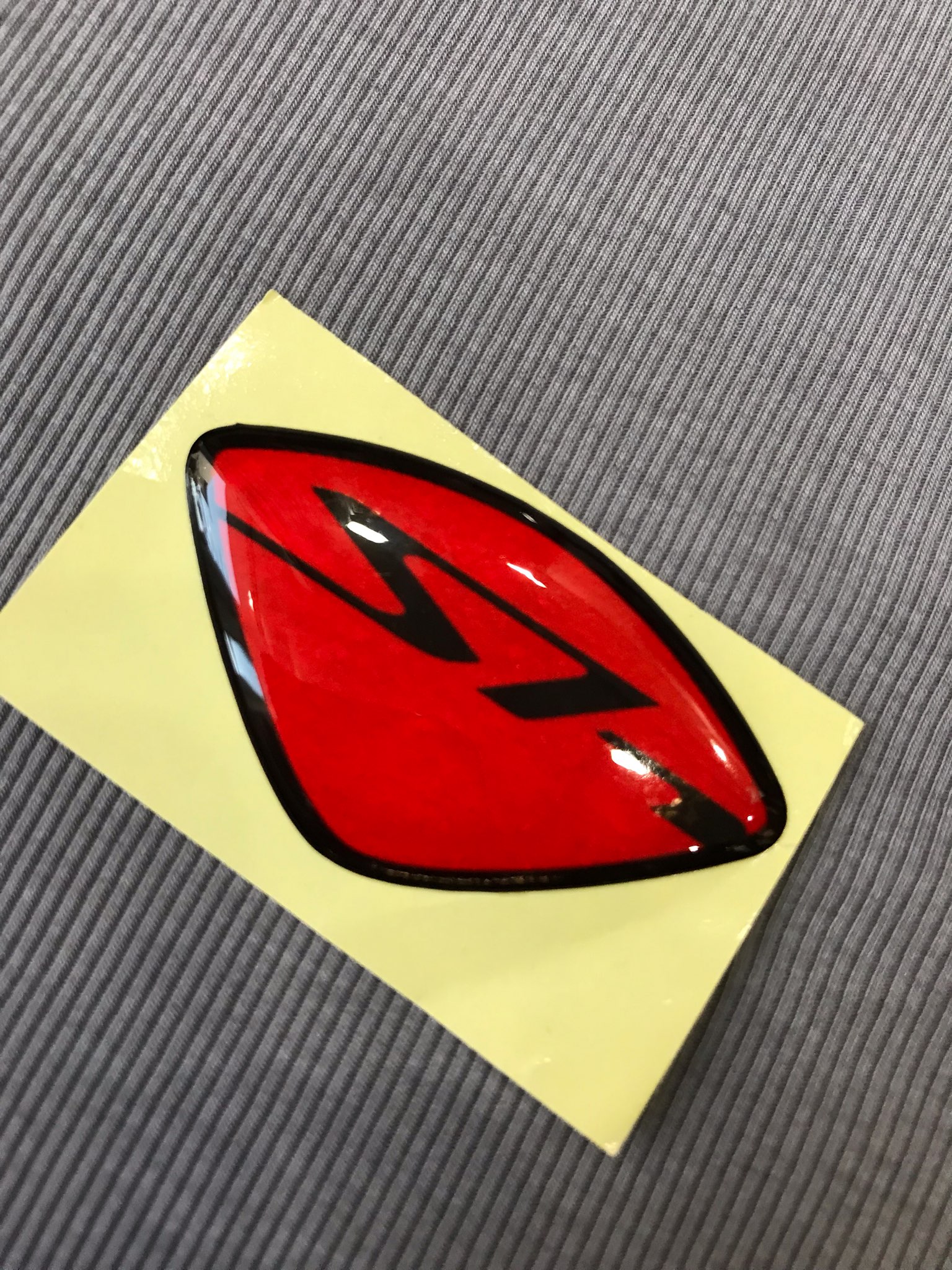 Tem logo SH sắc nét nền đỏ chữ đen