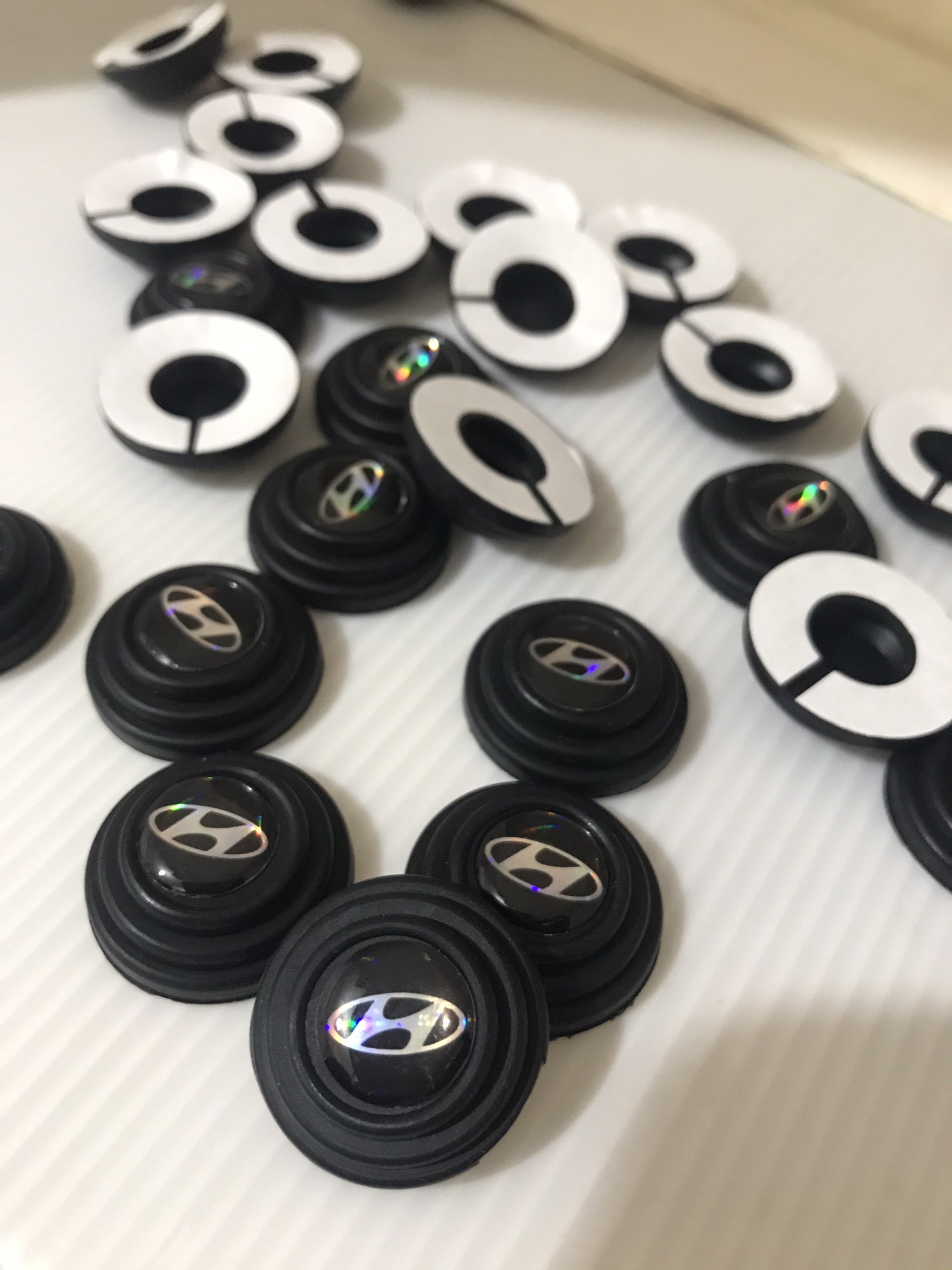 Combo 4 Núm Cao su giảm chấn , chống va đập cửa xe Ô tô theo Logo Xe ( 9 Logo )