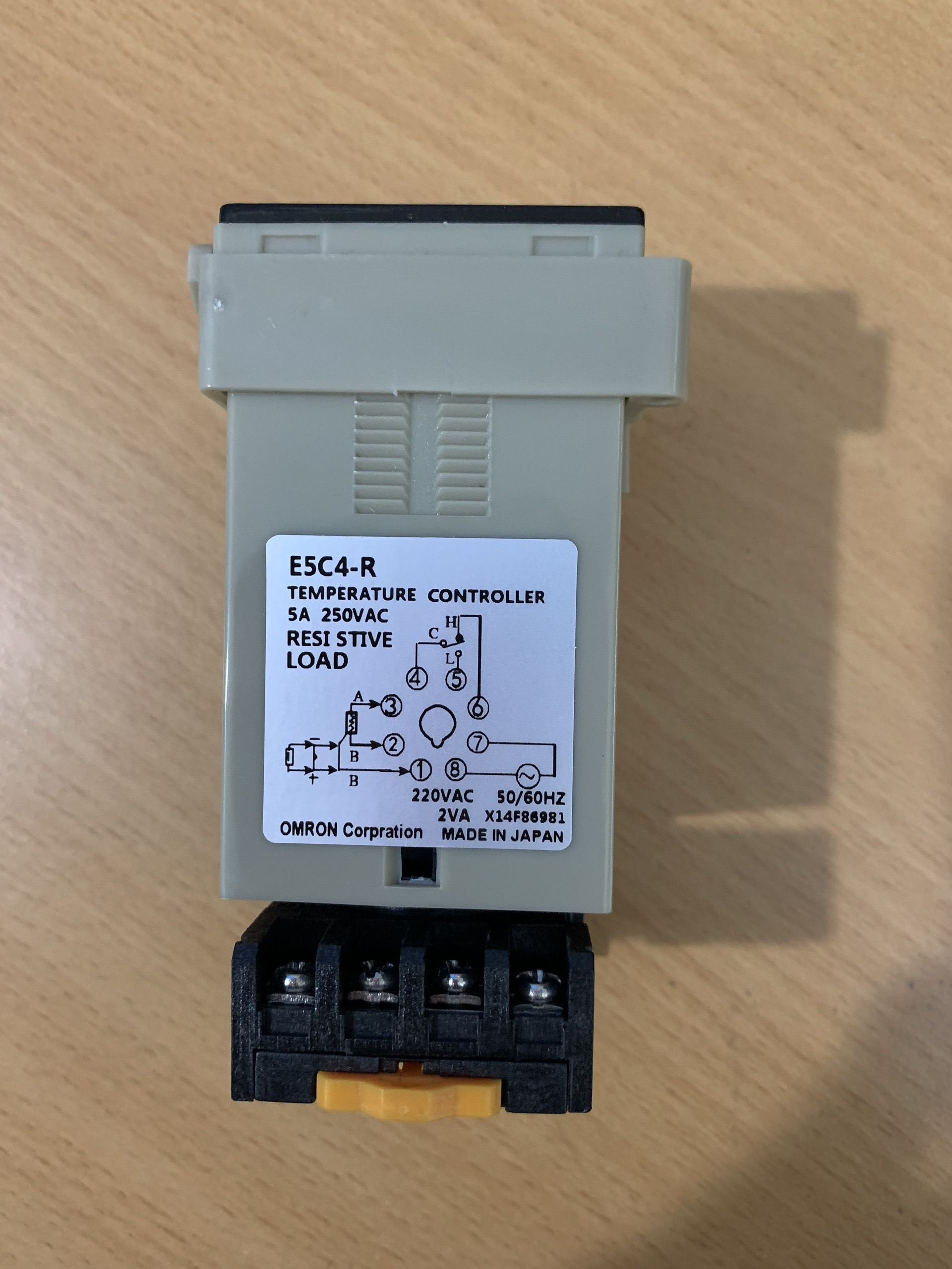 Đồng hồ nhiệt độ E5C4 kèm đế ( omron )