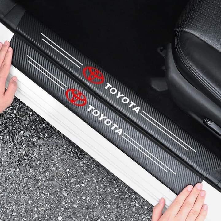 Miếng decal dán bảo vệ bậc chân ô tô, dán chống trầy xước cốp có logo hãng xe