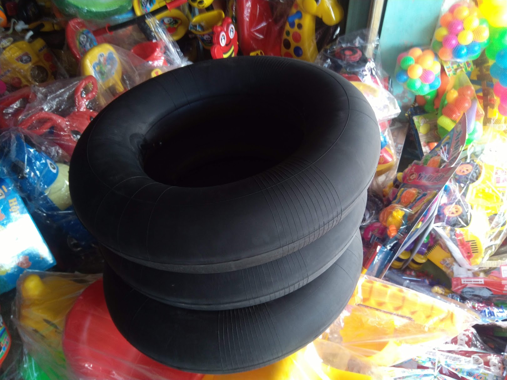 Phao bơi bánh si đen cao su cho bé