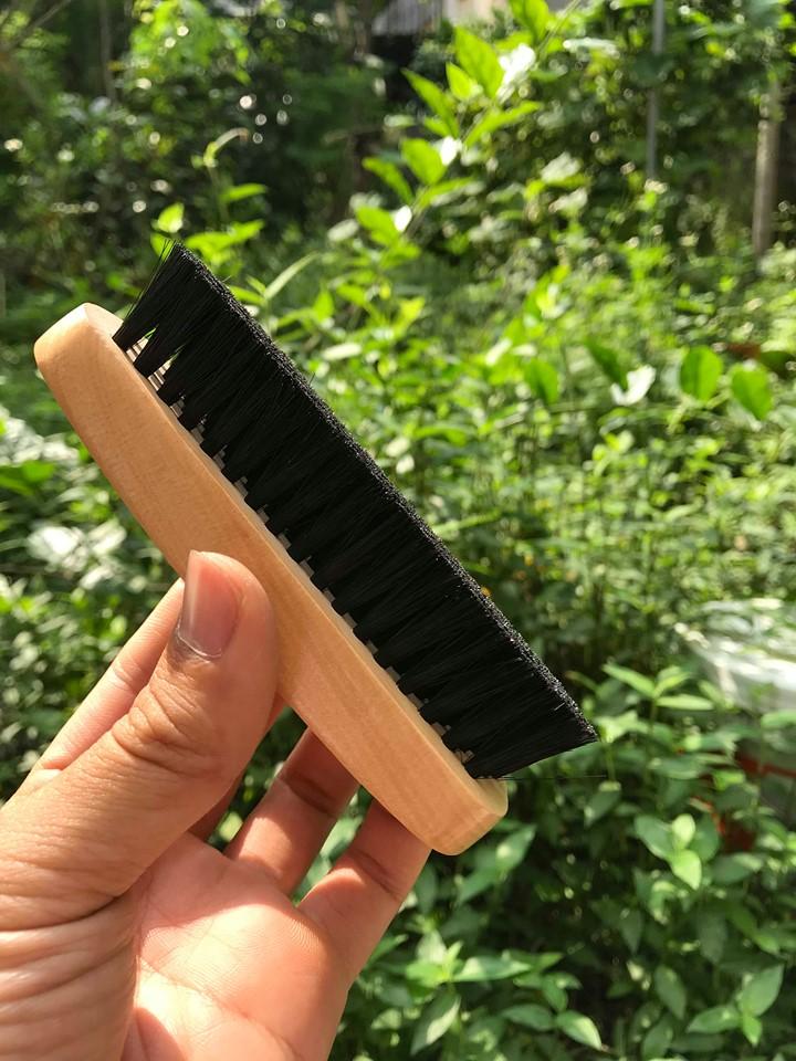 Bàn chải đánh giày Malaysia thân gỗ nhẹ, lông mềm; không mọt gỗ, rụng lông đổi mới trong 12 tháng