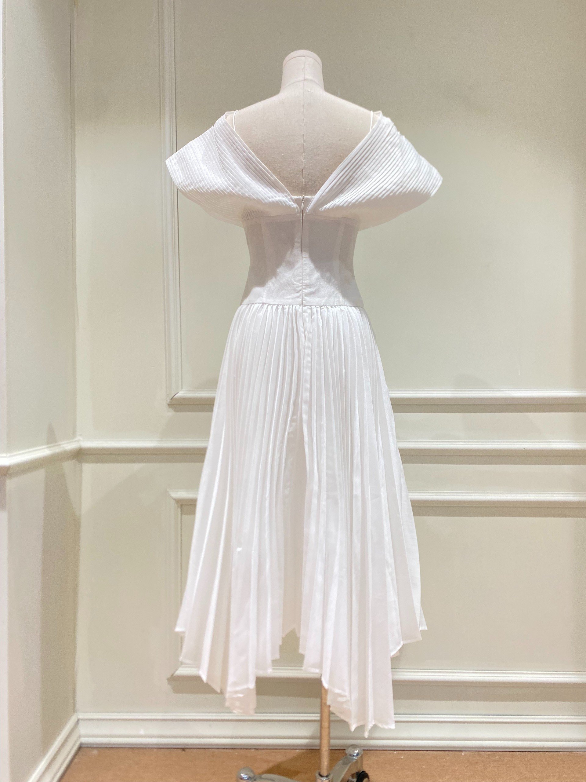 COCO SIN - Đầm Trắng Phối Dập Ly