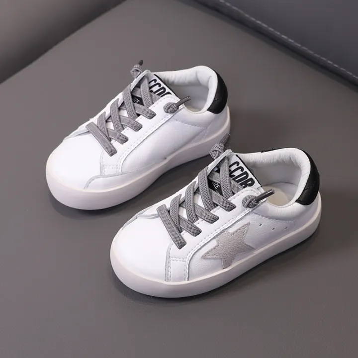 boys white athletic shoes