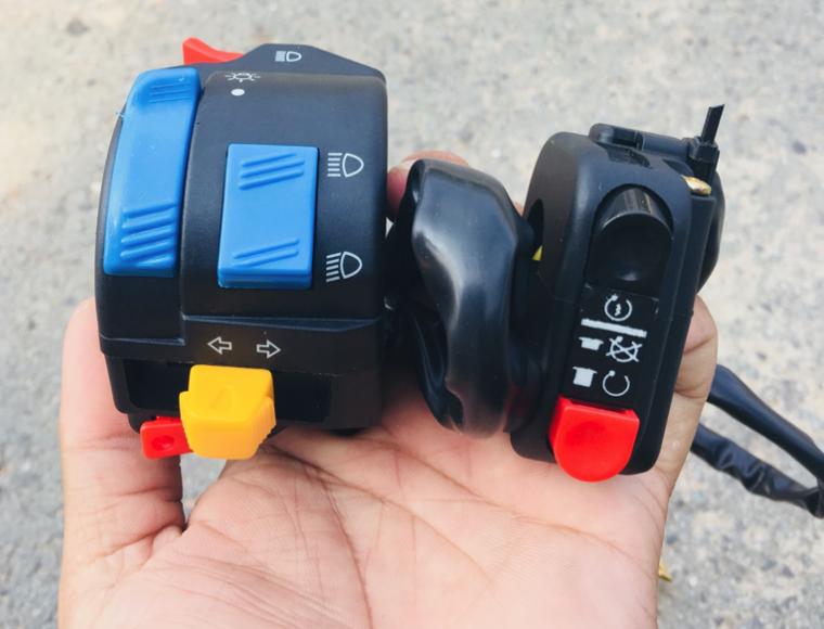 Cùm công tắc Fz trái phải, có chức năng: đèn pha,còi, passing đá đèn....dành cho xe: wave nhỏ,sirius,dream,sonic,raider....