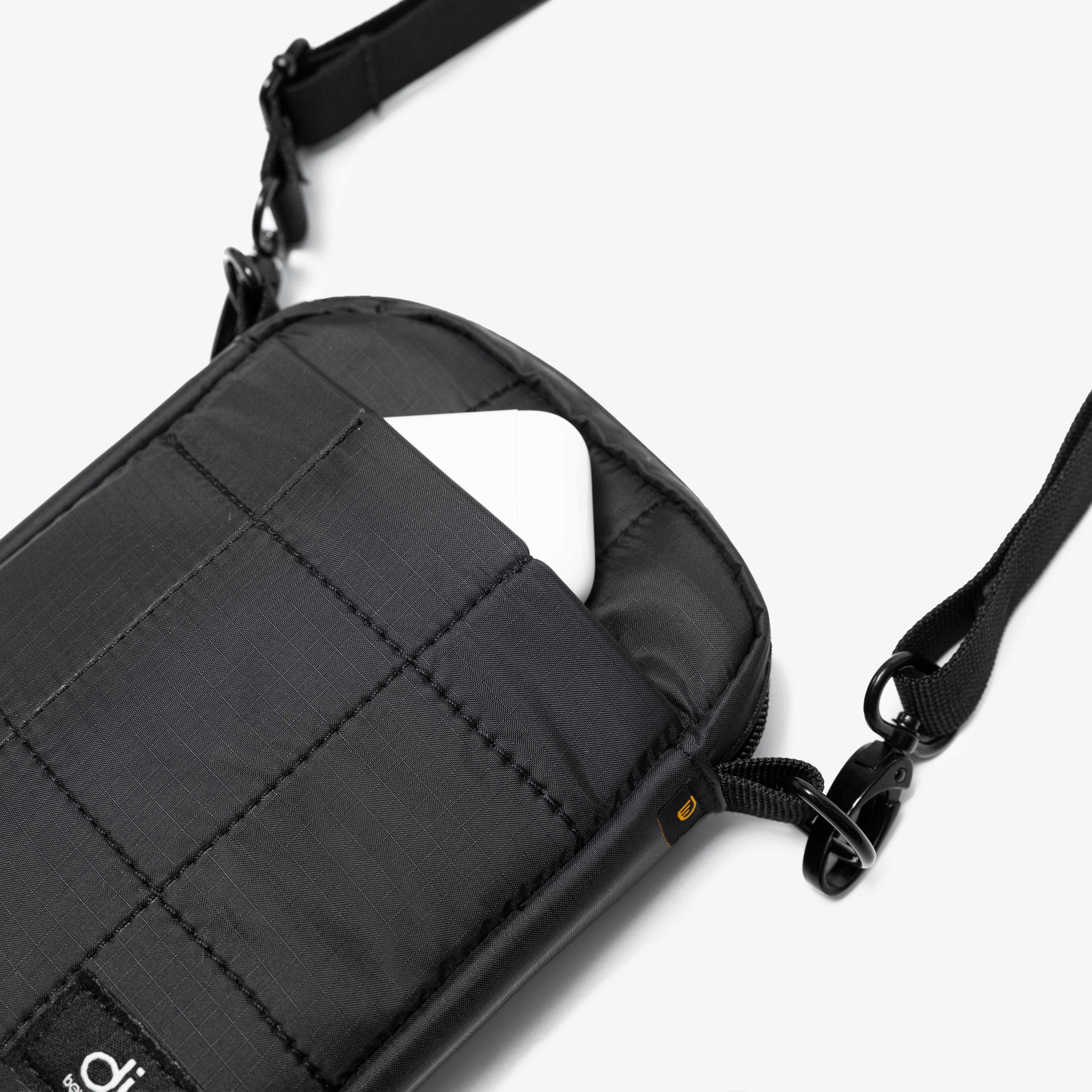 Túi đeo chéo DIM Light Mini Bag - Chất liệu chống thấm nước