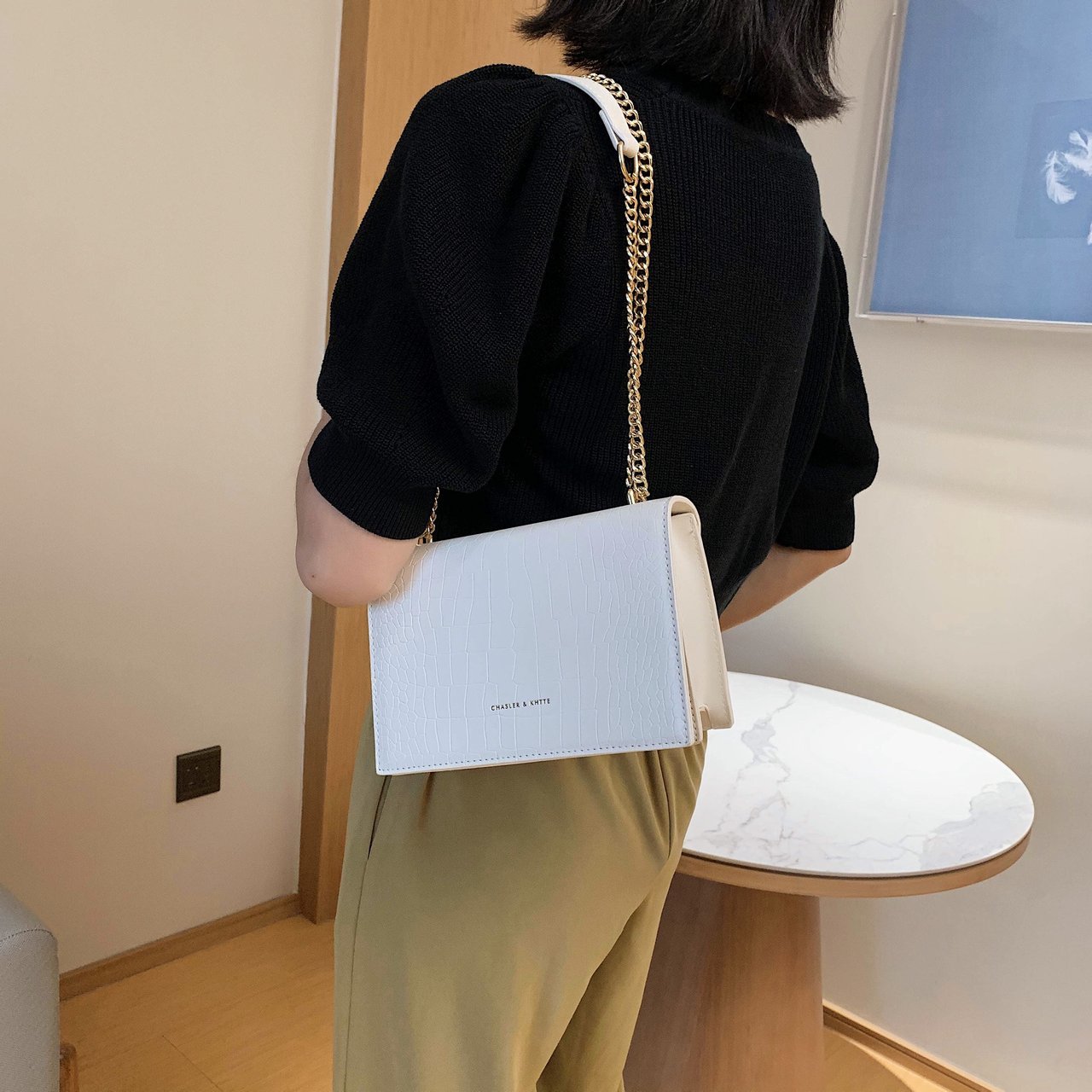 Túi da nữ vân nổi form cứng C&K - MA218