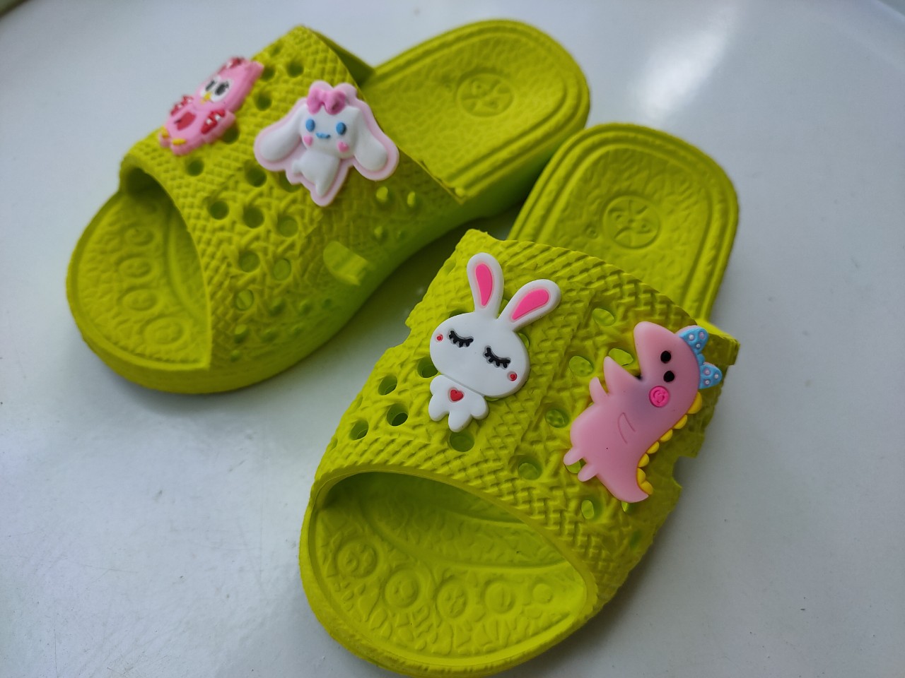 Super light honeycomb sandals for babies of all colors with Sticker VAC from wide and durable