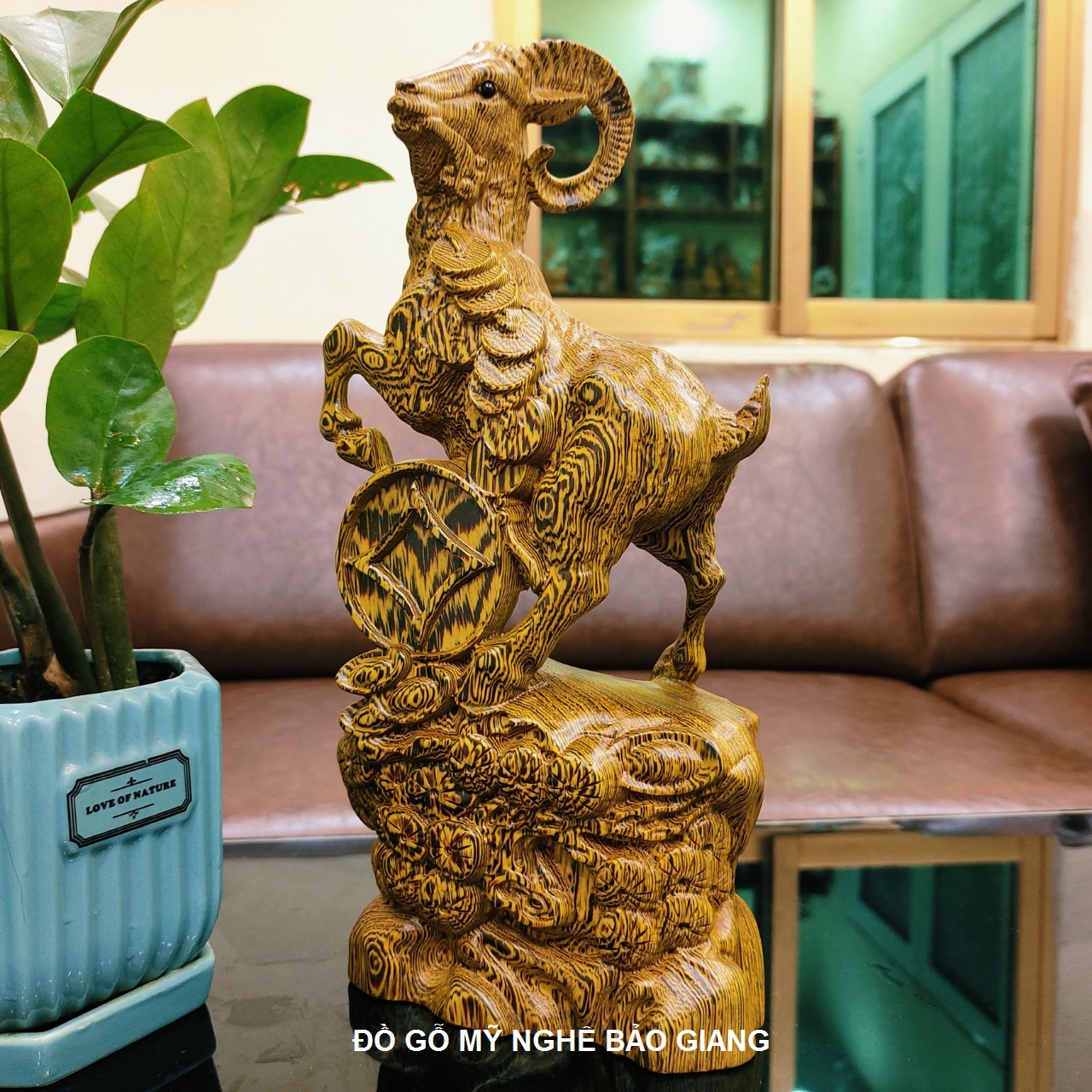 Tượng con dê gỗ mun đuôi công cao 20 cm