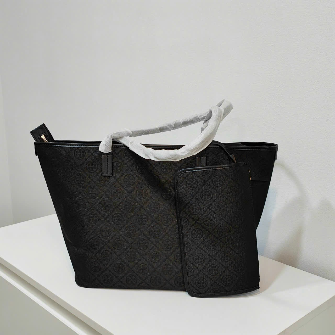 (In stock) TORY BURCH T MONOGRAM TOTE BAG in Black