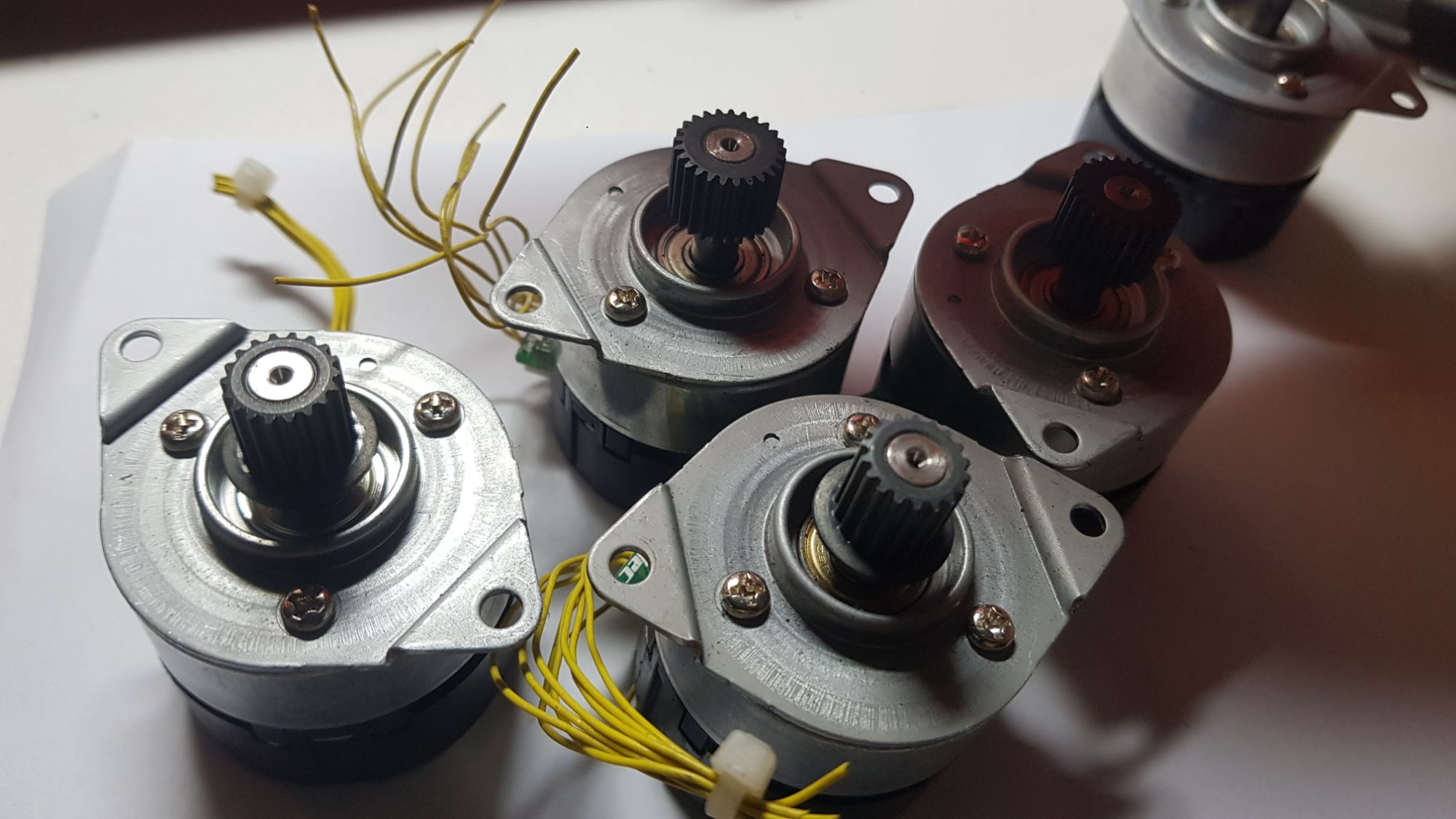 Motor không chổi than Nidec12-24V