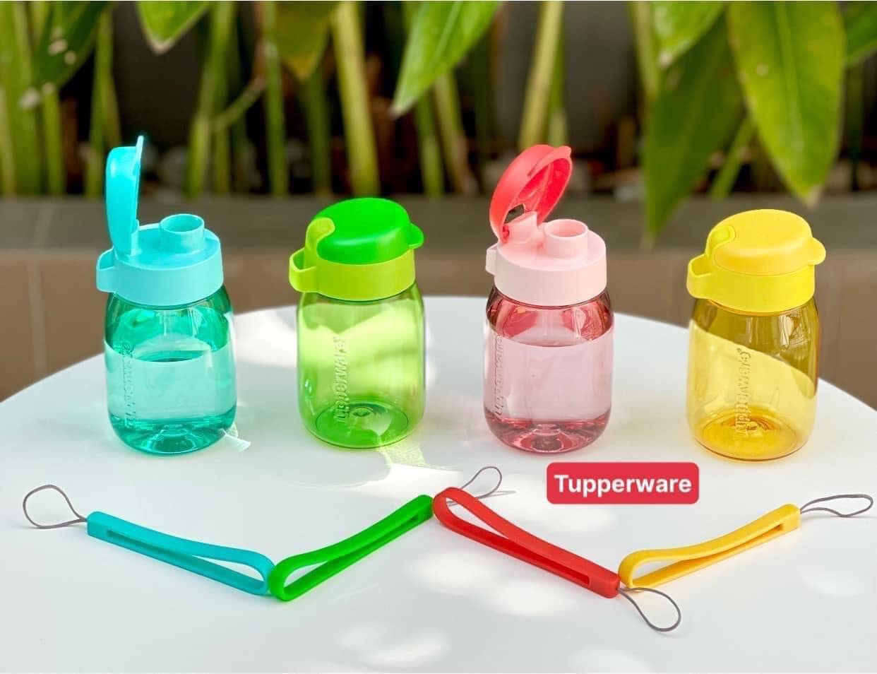 Bình nước Tupperware 1.1L, có vạch chia, có dây đeo, kèm ống hút