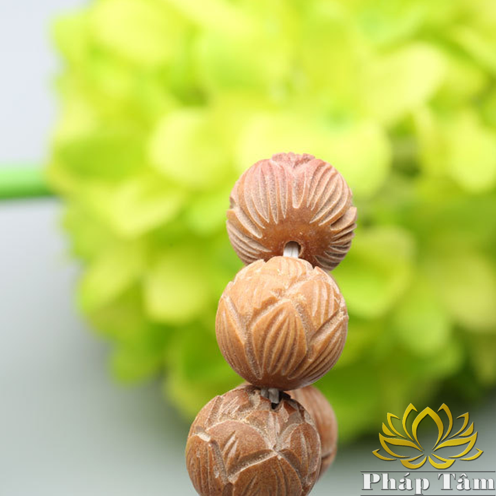 Vòng Tay Phong Thủy Gỗ Đàn Hương Cao Cấp Khắc Hoa Sen 15mm - Pháp Tâm