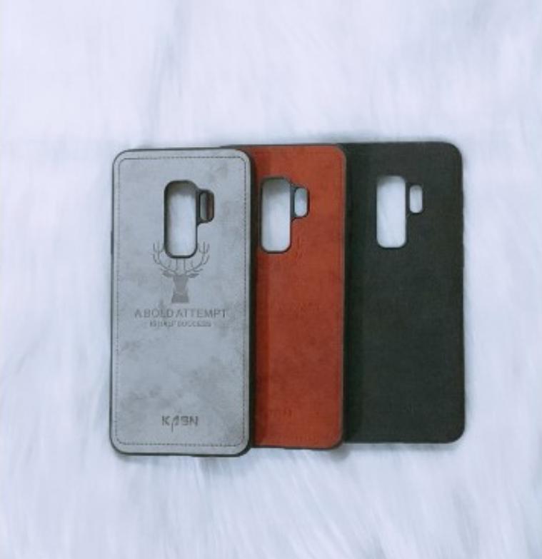 Ốp Lưng Samsung S9 PLus Vân Da Khắc Hình Nai Viền Chỉ (Full Màu)