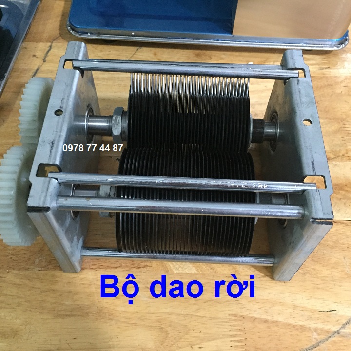 Máy thái thịt có bộ dao rời dễ dàng