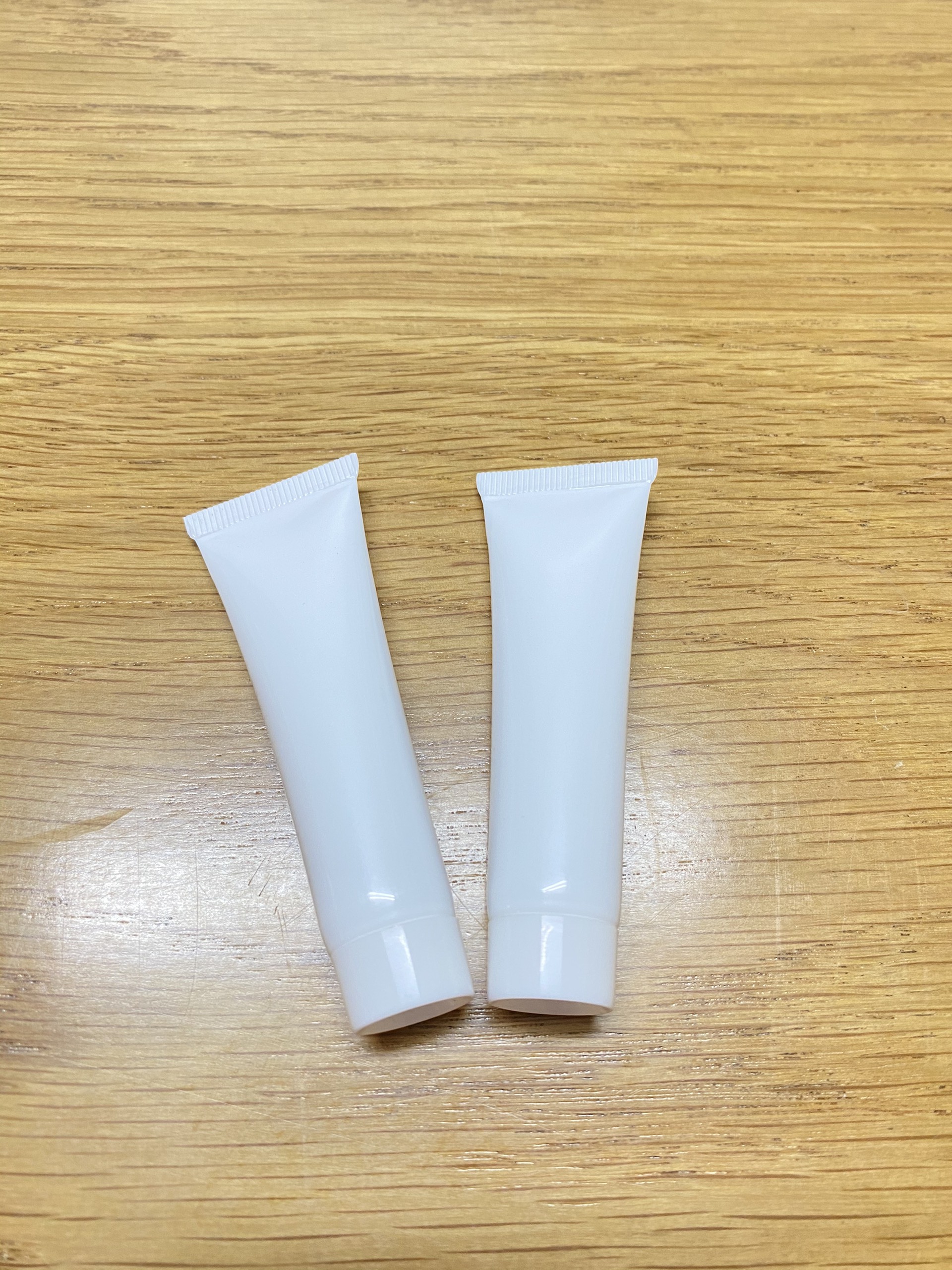 Combo 100 tuýp nhựa nền trắng 15ml (Fi19)