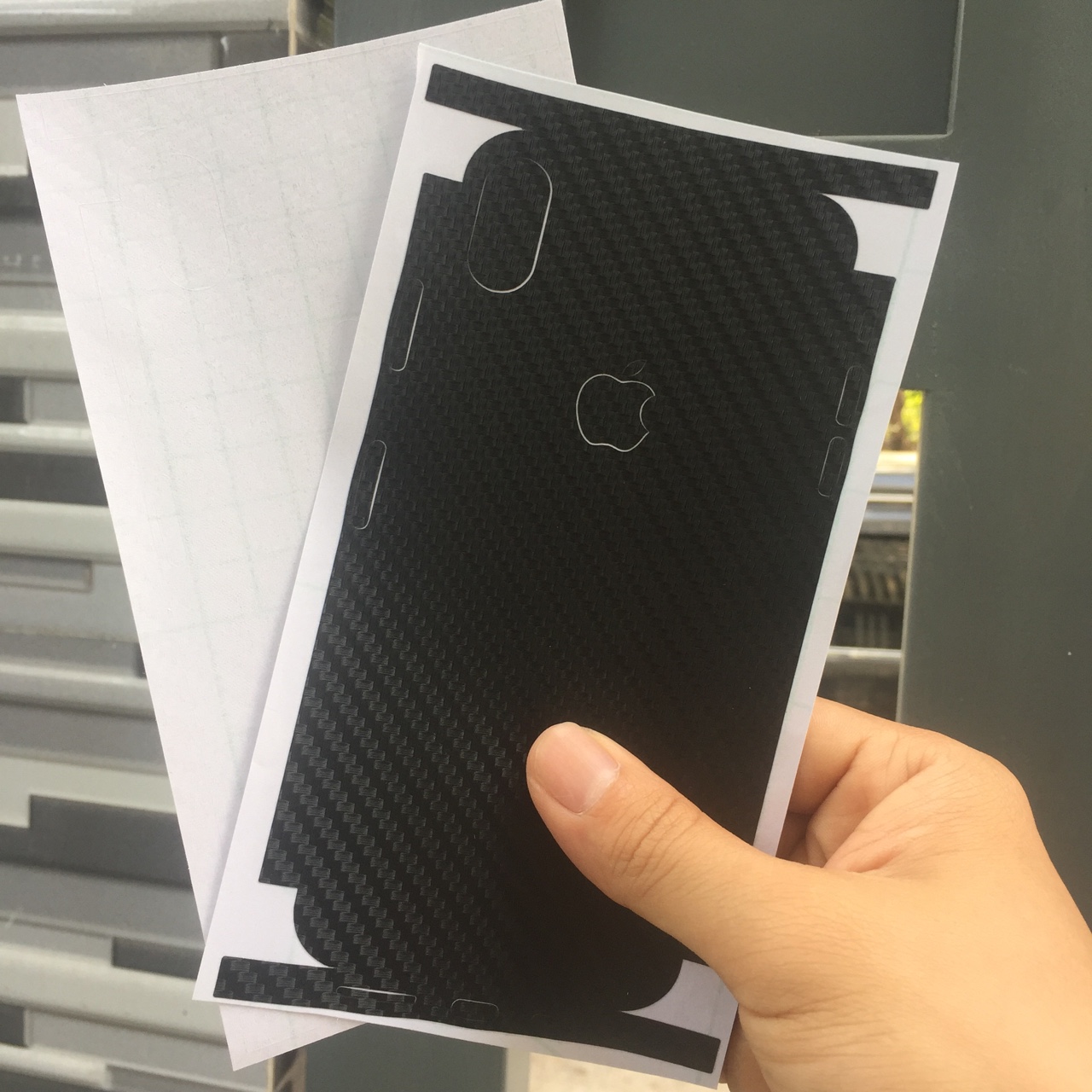 Miếng dán mặt sau vân carbon full viền cho iPhone X/Xs (Đen)