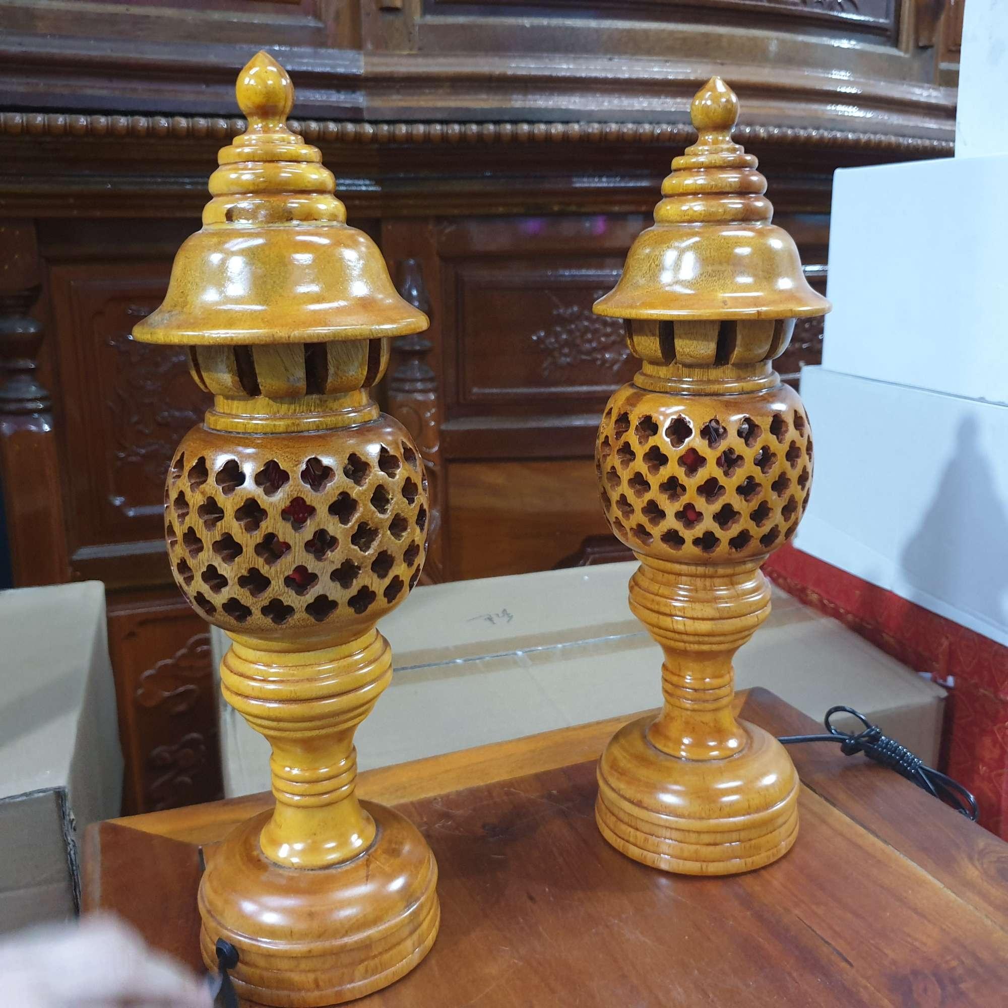 Cặp đèn thờ gỗ tràm bông vàng cao 34 cm