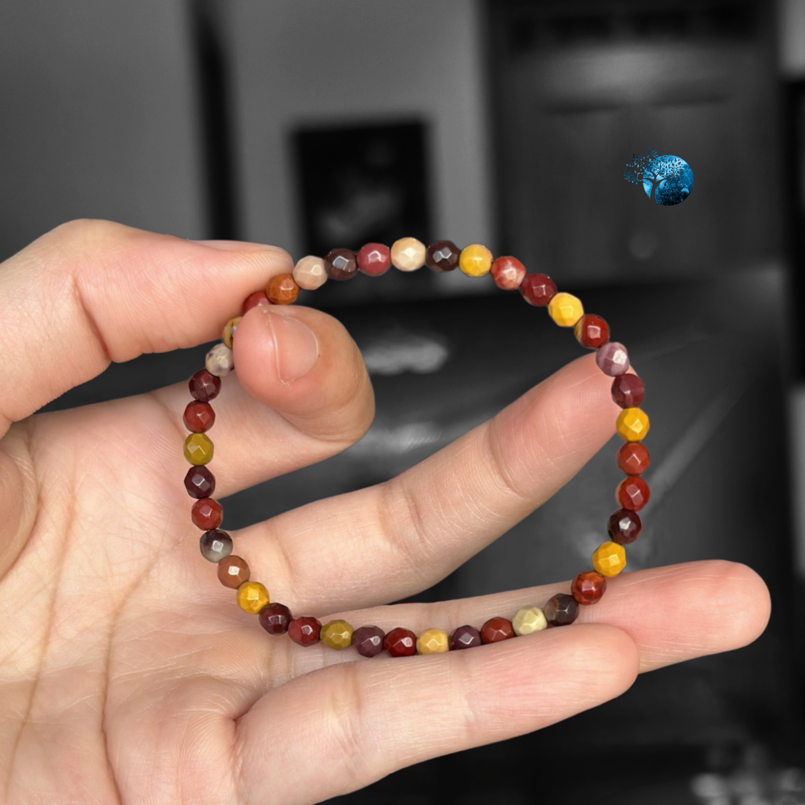 Vòng tay đá mookaite cắt giác 4mm