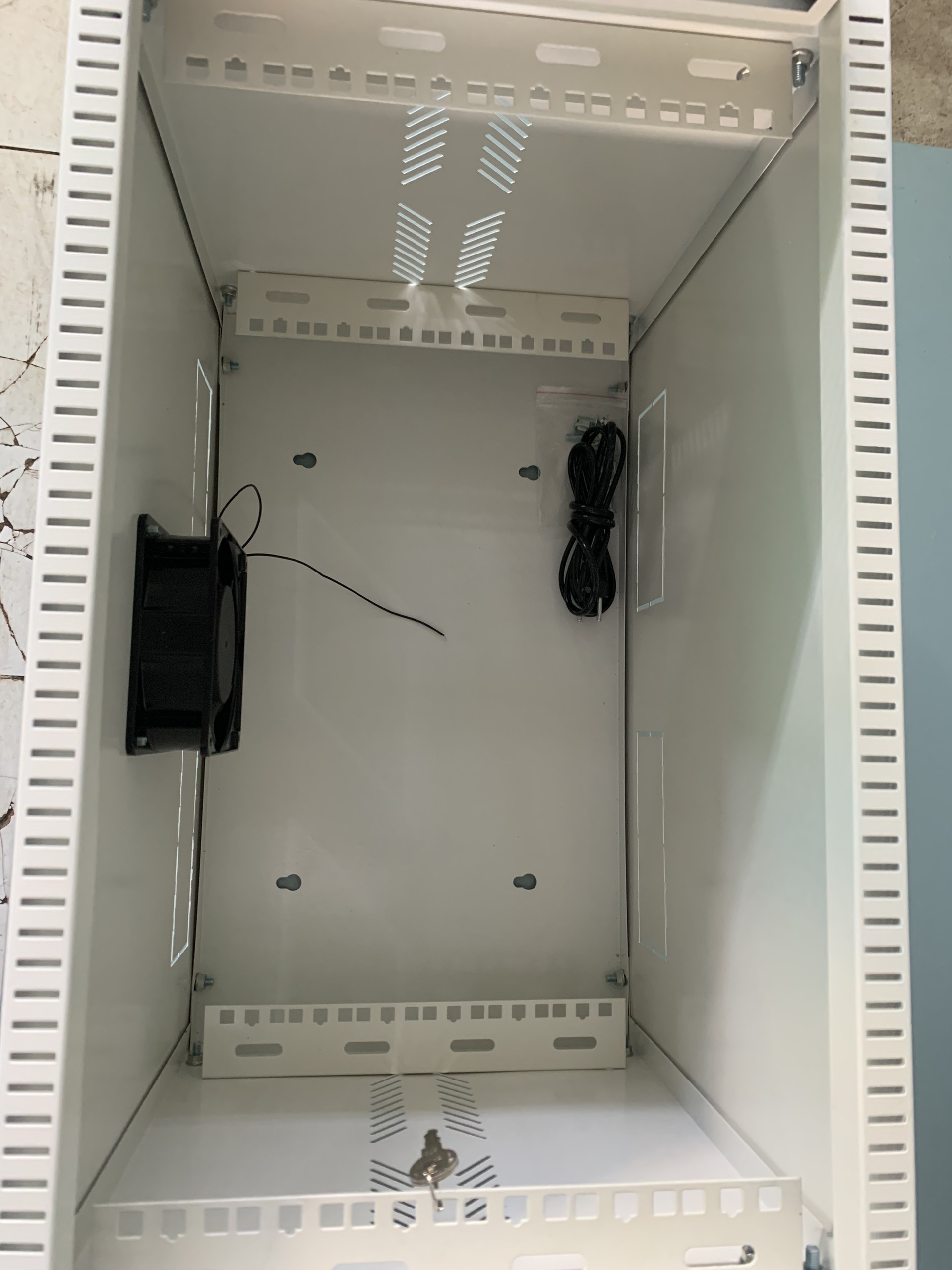 TỦ RACK 6U KÈM KHAY DÙNG LẮP ĐẶT HỆ THỐNG MẠNG & CAMERA QUAN SÁT