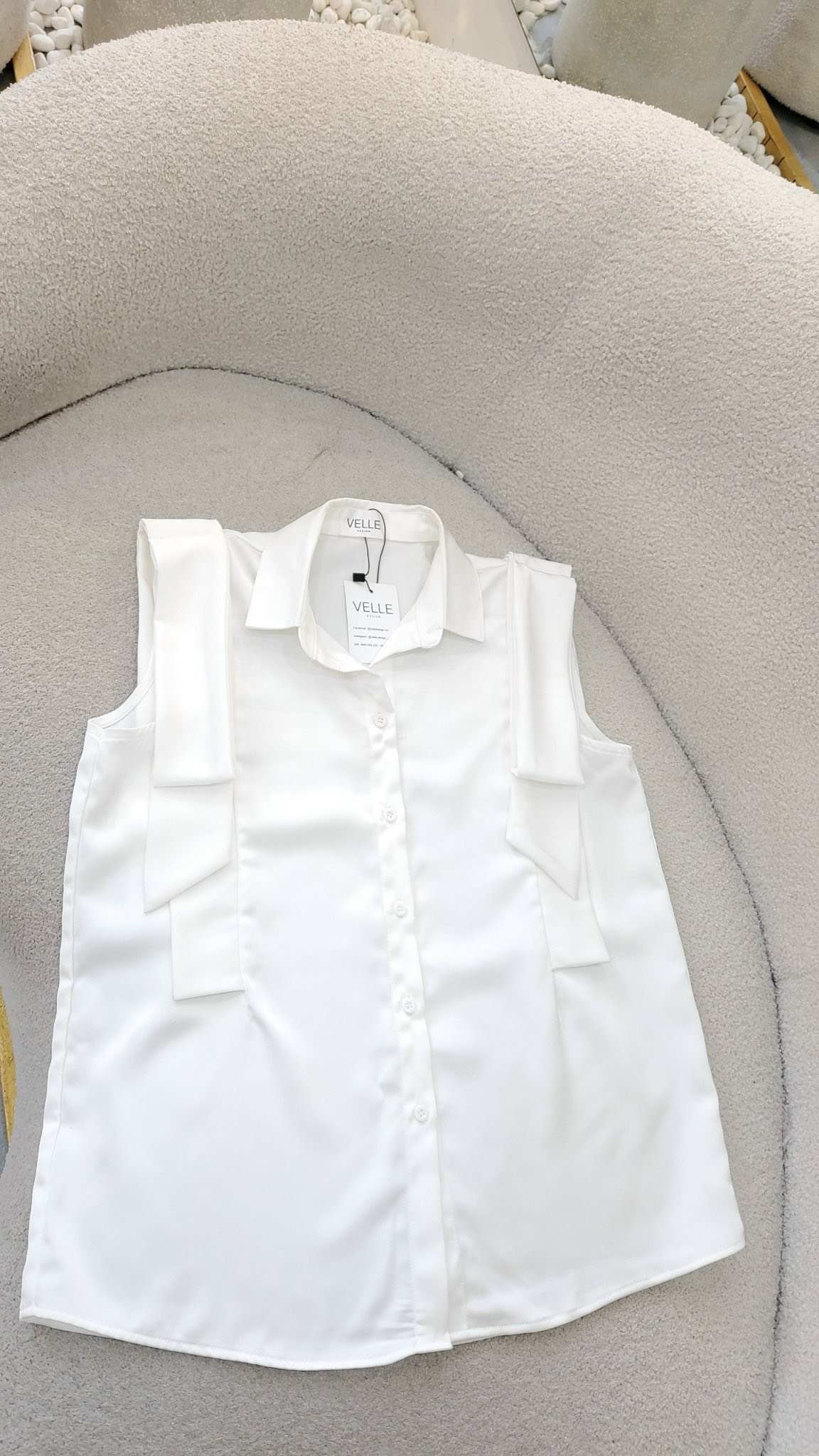 VELLE DESIGN áo lụa hàn Felia chất vải dày dặn mượt mát không nhăn.