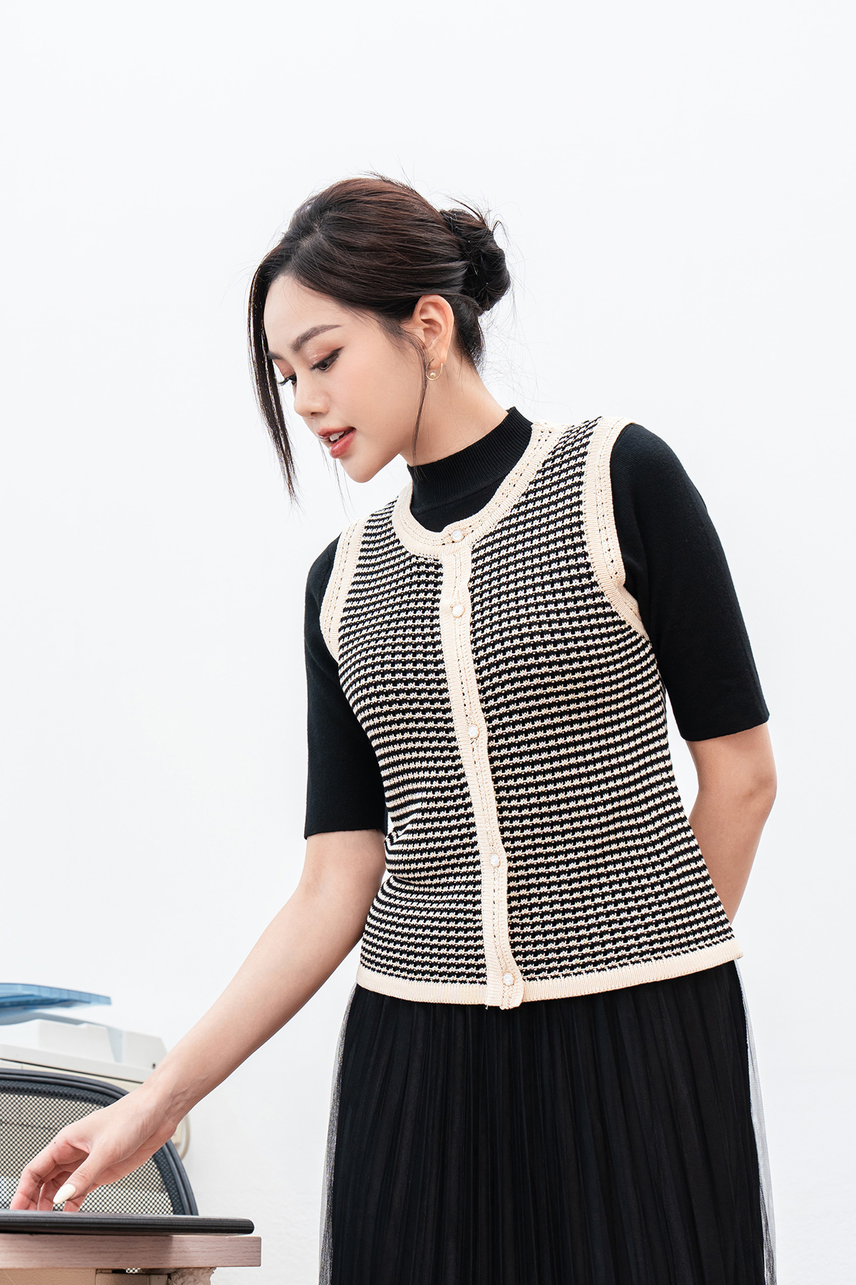 Áo len nữ sát nách dệt kẻ LAMER L61W23Q006