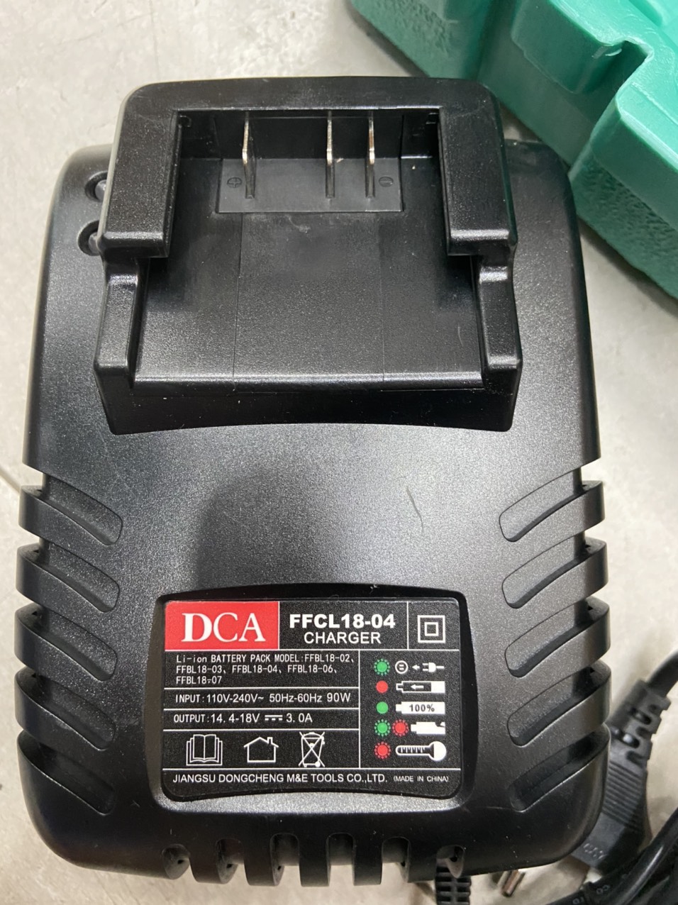 Sạc pin Lithium 18V ( 3.0A ) DCA FFCL18-04