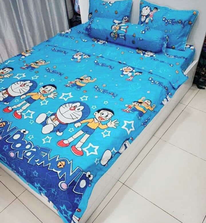 Bộ Chăn Ga Vỏ Gối 5 MÓn doremon 1M6 x 2M (ib chọn mẫu) mẫu ngẫu nhiên ( 1 Drap + 2 Vỏ Gối Nằm + 1 Chăn Hè + 1 Vỏ Gối Ôm )