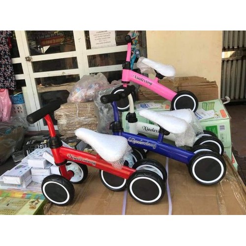 Xe thăng bằng 4 bánh cho bé