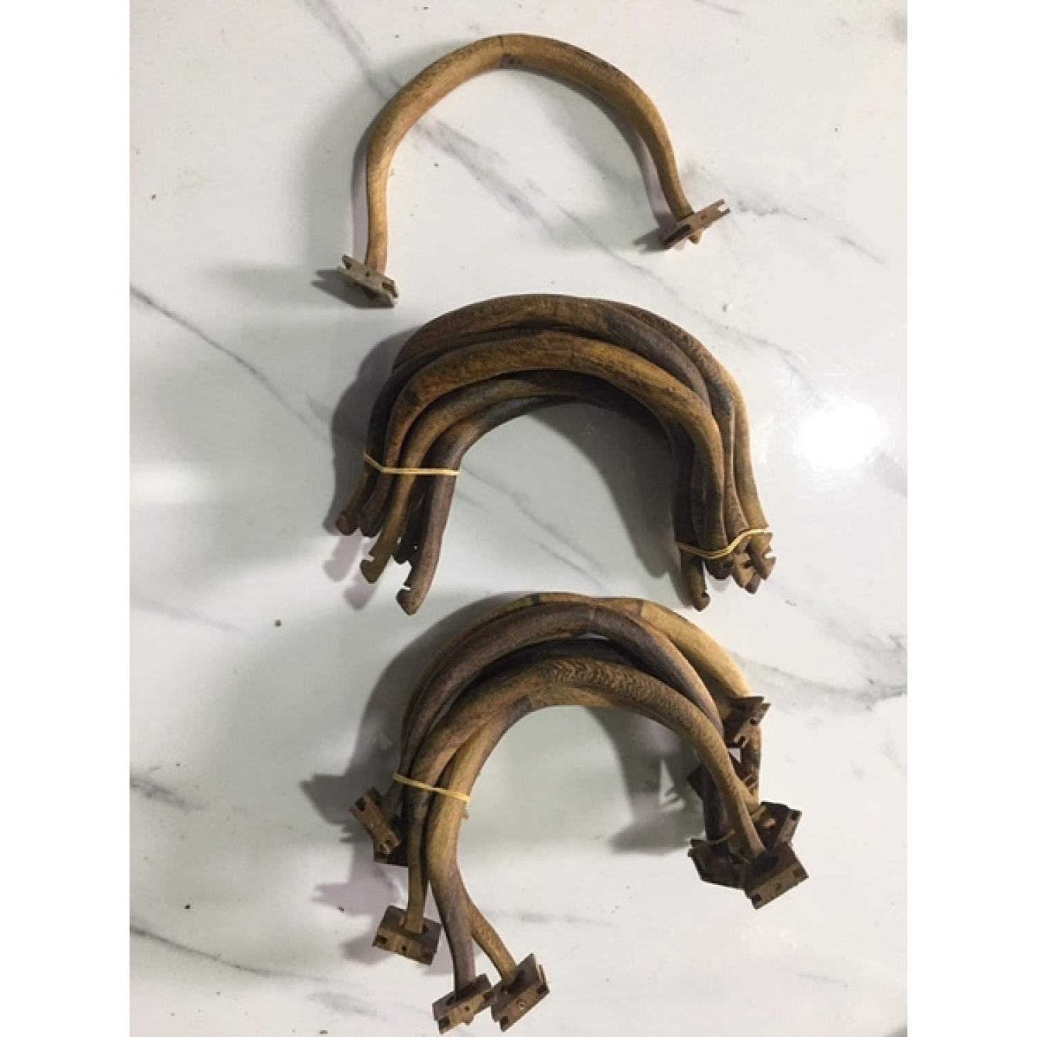 1 chiếc cầu góc lồng chim chào mào gỗ muồng cao cấp