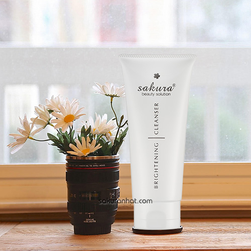 Sữa rửa mặt trắng da Sakura Brightening Cleanser 100ml
