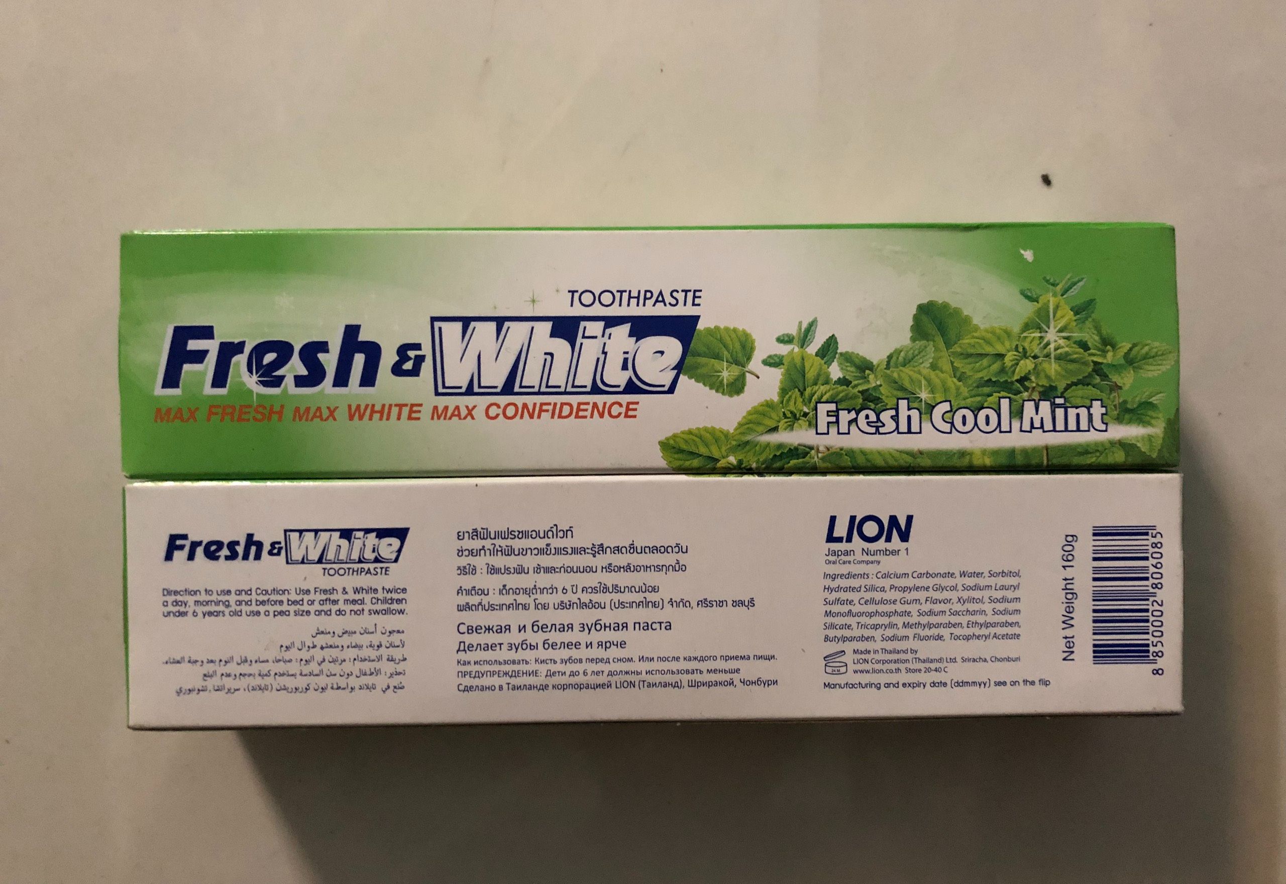 Kem Đánh Răng Fresh & White Mint Đen Chai Nhựa 160g - Ngừa Mùi Hơi Thở & Sâu Răng