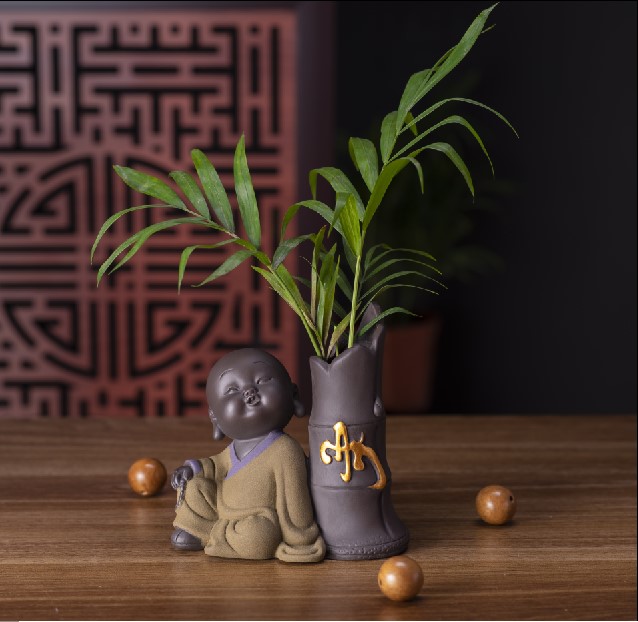 Tượng chú tiểu tựa gốc trúc chữ AN