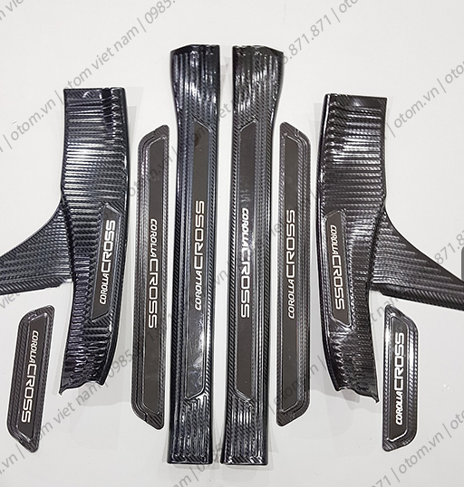 Bộ Ốp bậc cửa, Nẹp bước chân Carbon dành cho xe Toyota Corolla Cross 2020.