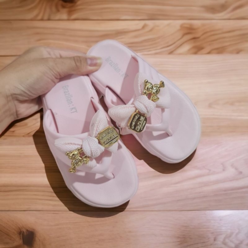 Dép xỏ ngón bé gái đế cao siêu mềm, nơ gấu dâu siêu nhẹ, đế chống trơn trượt tốt