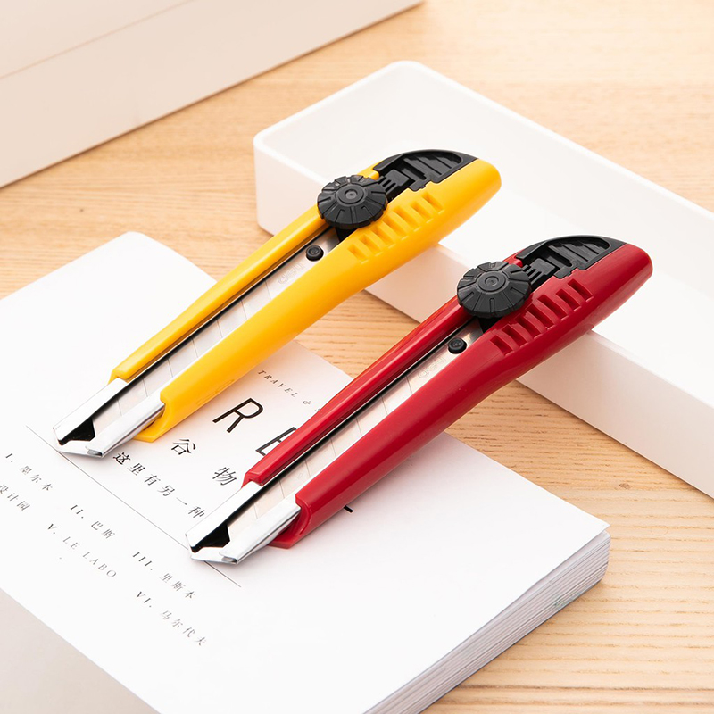 Dao rọc giấy (0.5x18x100mm)  khóa xoay 2043 (Deli)